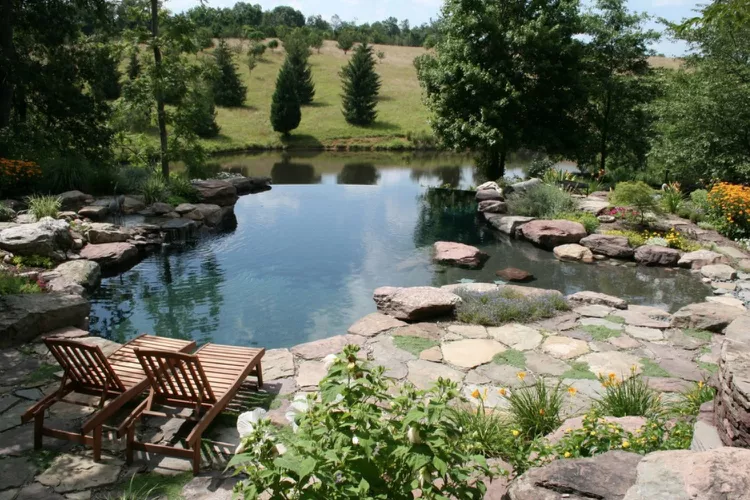 Family-friendly pool layout River Road, OR